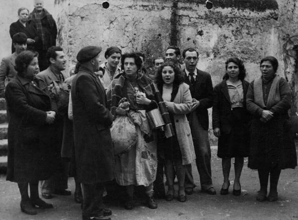 Scena dell'episodio "Il miracolo" del film "L'amore" - Regia Roberto Rossellini - 1948 - L'attrice Anna Magnani e un gruppo di attori non identificati