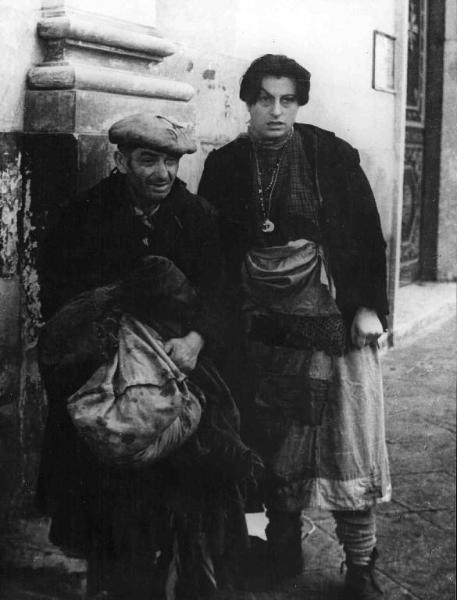 Scena dell'episodio "Il miracolo" del film "L'amore" - Regia Roberto Rossellini - 1948 - L'attrice Anna Magnani e un attore non identificato