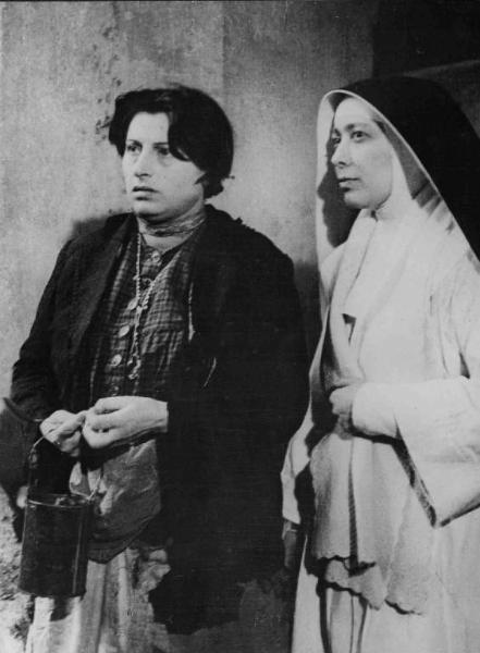 Scena dell'episodio "Il miracolo" del film "L'amore" - Regia Roberto Rossellini - 1948 - L'attrice Anna Magnani e una suora