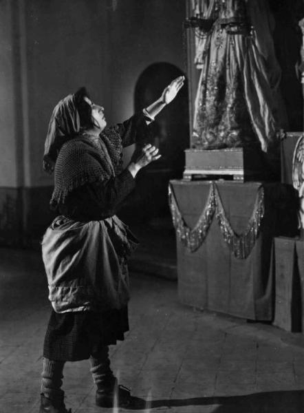 Scena dell'episodio "Il miracolo" del film "L'amore" - Regia Roberto Rossellini - 1948 - L'attrice Anna Magnani prega davanti a un altare