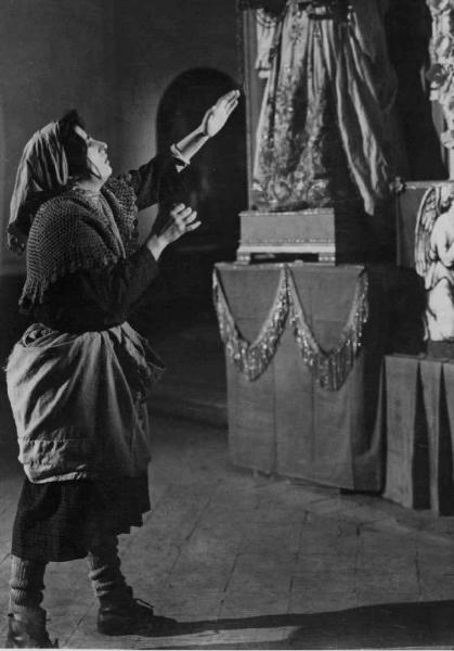 Scena dell'episodio "Il miracolo" del film "L'amore" - Regia Roberto Rossellini - 1948 - L'attrice Anna Magnani prega davanti a un altare