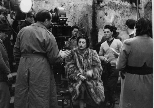 Set dell'episodio "Il miracolo" del film "L'amore" - Regia Roberto Rossellini - 1948 - L'attrice Anna Magnani e il regista Roberto Rossellini davanti alla macchina da presa