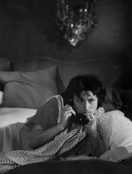 Scena dell'episodio "Una voce umana" del film "L'amore" - Regia Roberto Rossellini - 1948 - L'attrice Anna Magnani a letto al telefono