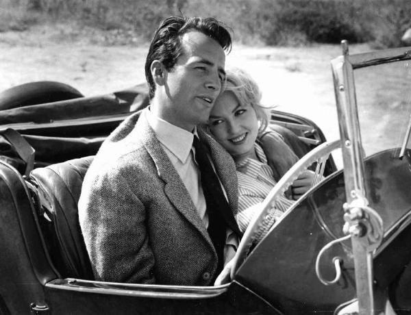 Scena del film "Un amore a Roma" - Regia Dino Risi - 1960 - Gli attori Peter Baldwin e Mylène Demongeot in automobile