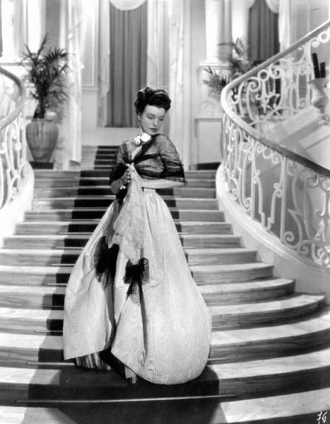 Scena del film "Amore di ussaro" - Regia Luis Marquina - 1940 - L'attrice Conchita Montenegro scende da uno scalone