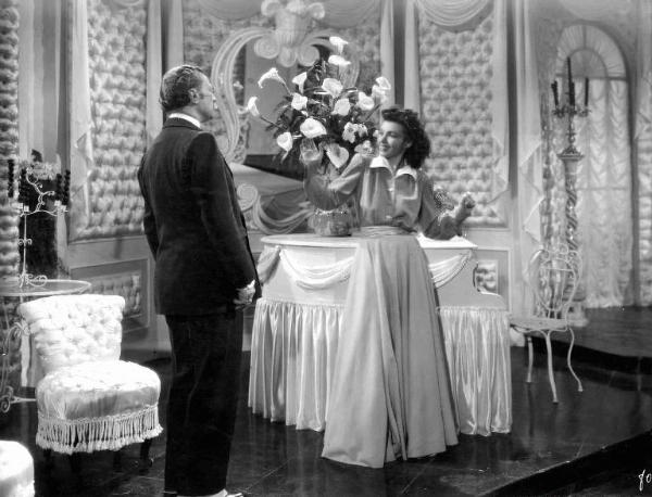 Scena del film "Amore di ussaro" - Regia Luis Marquina - 1940 - L'attrice Conchita Montenegro e un attore non identificato