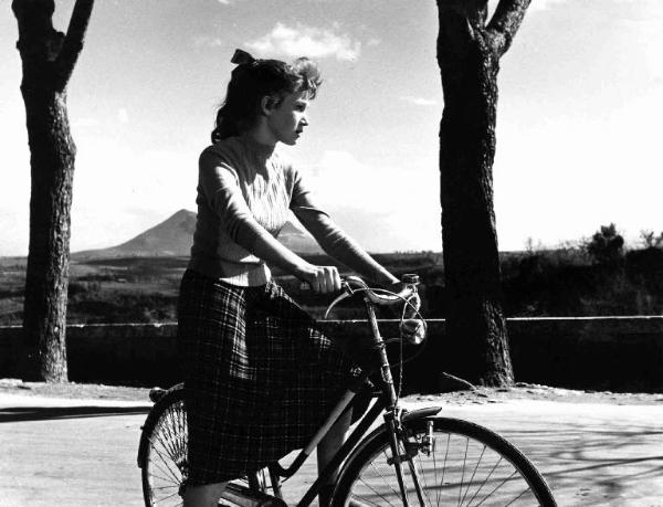 Scena del film "Amore e chiacchiere" - Regia Alessandro Blasetti - 1957 - L'attrice Carla Gravina in bicicletta