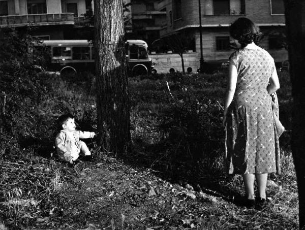 Scena dell'episodio "Storia di Caterina" del film "Amore in città" - Regia Francesco Maselli - 1953 - L'attrice Caterina Rigoglioso e un bambino