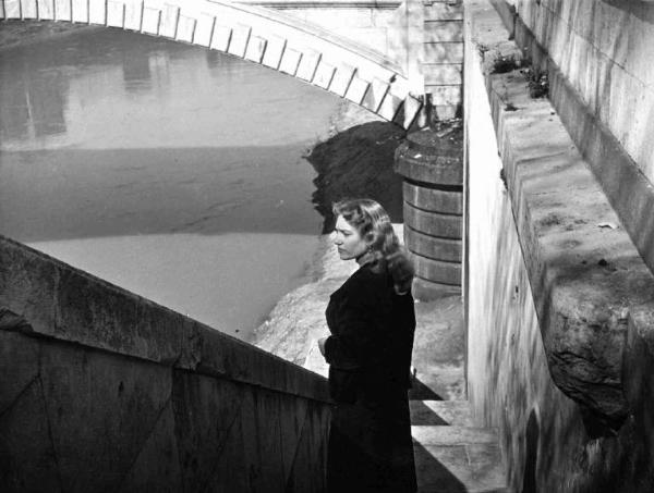 Scena dell'episodio "Tentato suicidio" del film "Amore in città" - Regia Michelangelo Antonioni - 1953 - Un'attrice non identificata sotto un ponte di un fiume