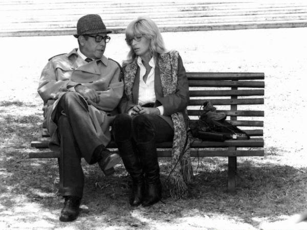 Scena del film "Amori miei" - Regia Steno - 1978 - Gli attori Enrico Maria Salerno e Monica Vitti seduti su una panchina