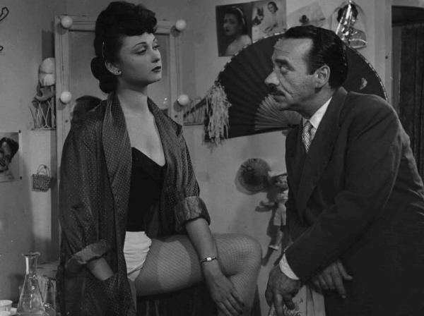 Scena del film "Amo un assassino" - Regia Baccio Baldini - 1951 - Gli attori Dorian Gray e Umberto Spadaro