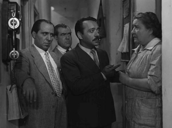 Scena del film "Amo un assassino" - Regia Baccio Baldini - 1951 - L'attore Umberto Spadaro e attori non identificati