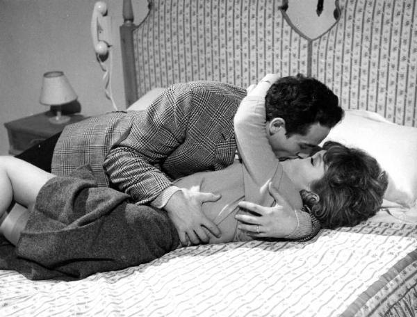 Scena del film "Anima nera" - Regia Roberto Rossellini - 1962 - Gli attori Vittorio Gassman e Annette Stroyberg abbracciati sul letto