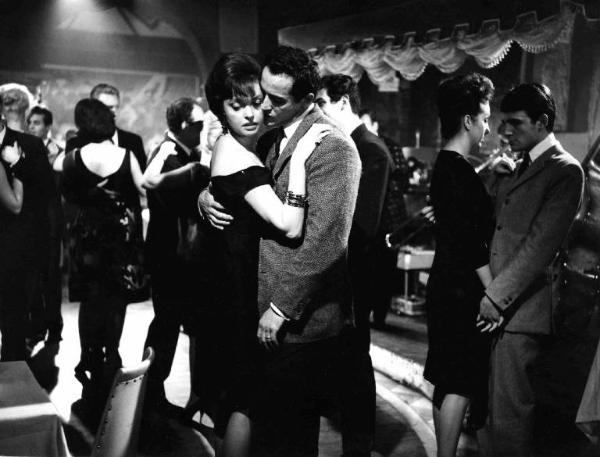 Scena del film "Anima nera" - Regia Roberto Rossellini - 1962 - Gli attori Vittorio Gassman e Nadja Tiller abbracciati ballano in un locale