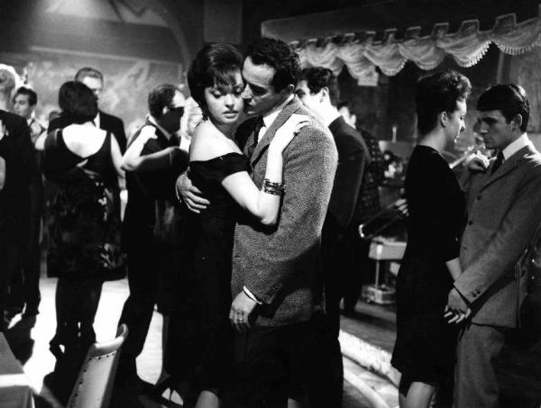 Scena del film "Anima nera" - Regia Roberto Rossellini - 1962 - Gli attori Vittorio Gassman e Nadja Tiller abbracciati ballano in un locale