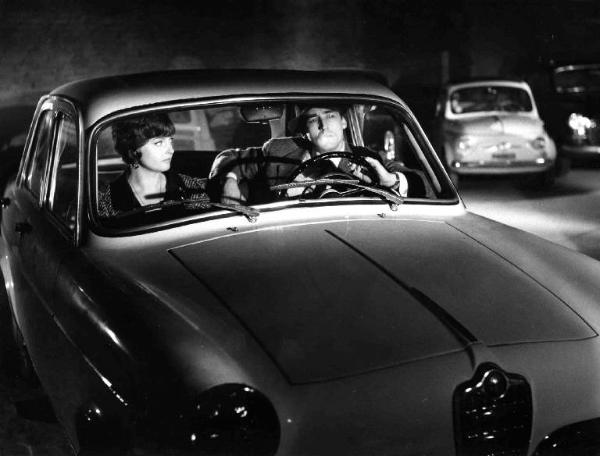 Scena del film "Anima nera" - Regia Roberto Rossellini - 1962 - Gli attori Vittorio Gassman e Nadja Tiller in automobile