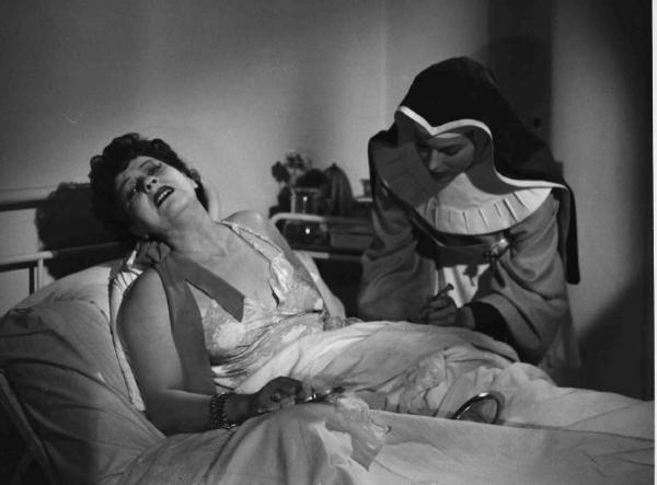 Scena del film "Anna" - Regia Alberto Lattuada - 1951 - Le attrici Dina Perbellini, a letto, e Silvana Mangano, in abito da suora infermiera in ospedale