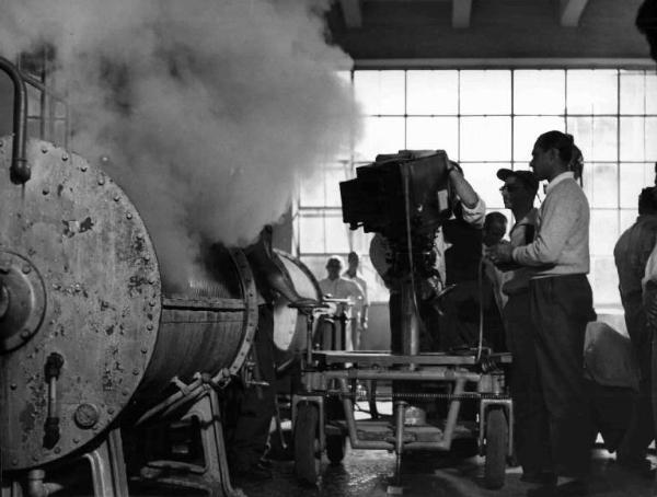 Set del film "Anna" - Regia Alberto Lattuada - 1951 - Il regista Alberto Lattuada dietro la macchina da presa con gli operatori della troupe