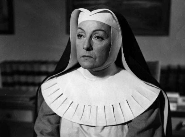 Scena del film "Anna" - Regia Alberto Lattuada - 1951 - L'attrice Gaby Morlay in abito da suora infermiera