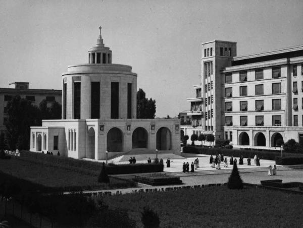 Scena del film "Anna" - Regia Alberto Lattuada - 1951 - Suore infermiere sulla gradinata all'uscita dell'ospedale