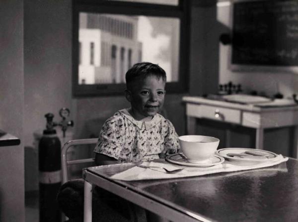 Scena del film "Anna" - Regia Alberto Lattuada - 1951 - Un bambino davanti a una tazza di latte e biscotti