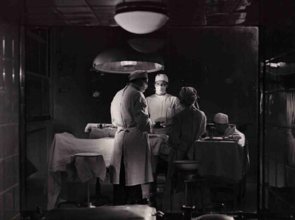 Scena del film "Anna" - Regia Alberto Lattuada - 1951 - Gli attori Jacques Dumesnil e Piero Lulli in camice bianco in sala operatoria