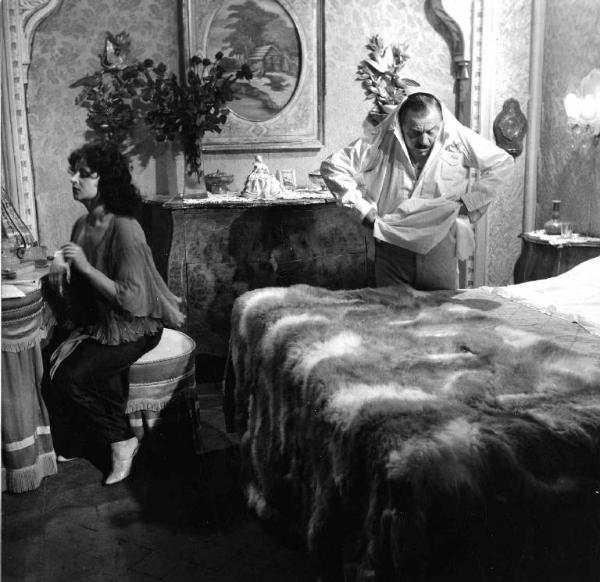 Scena del film "Anni ruggenti" - Regia Luigi Zampa - 1962 - L'attrice Angela Luce in camera da letto e un attore non identificato