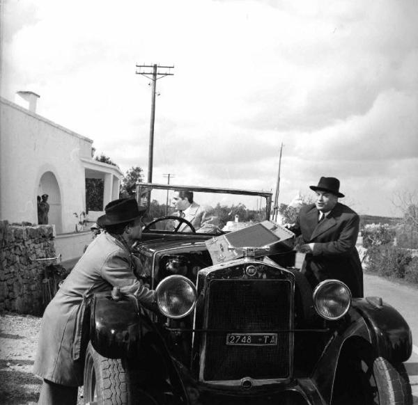 Scena del film "Anni ruggenti" - Regia Luigi Zampa - 1962 - Gli attori Michèle Mercier, Nino Manfredi,in automobile e Gino Cervi