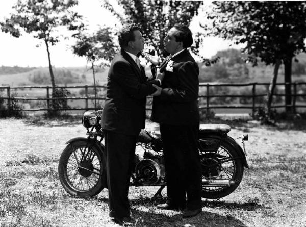 Scena del film "Anselmo ha fretta - La sposa non può attendere" - Regia Gianni Franciolini - 1949 - Gli attori Gino Cervi e Giacomo Furia accanto a una motocicletta