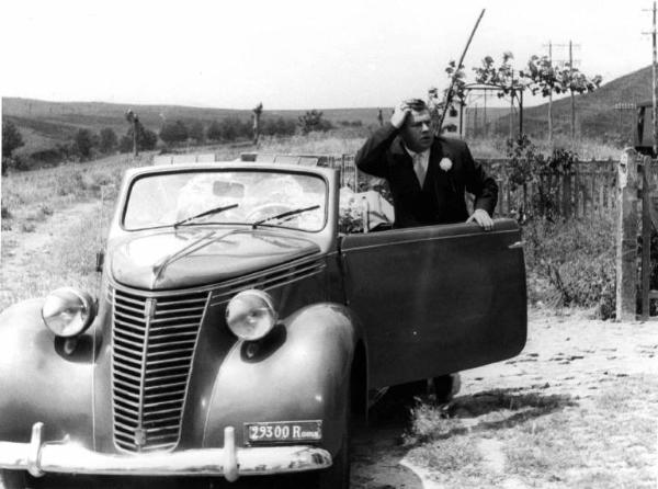 Scena del film "Anselmo ha fretta - La sposa non può attendere" - Regia Gianni Franciolini - 1949 - L'attore Gino Cervi apre lo sportello di un'automobile