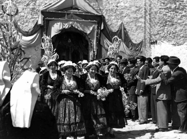 Scena del film "Anselmo ha fretta - La sposa non può attendere" - Regia Gianni Franciolini - 1949 - File di persone davanti all'ingresso di una chiesa