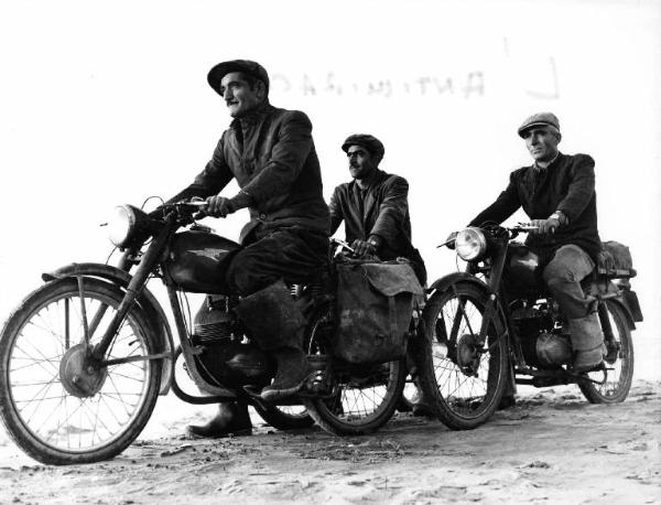 Scena del film docomentario "L'antimiracolo" - Regia Elio Piccon - 1965 - Tre uomini in motocicletta