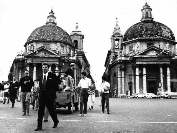 Scena del film "L'ape regina - Una storia moderna" - Regia Marco Ferreri - 1963 - Il regista Marco Ferreri su un'automobile con la macchina e con gli operatori della troupe e gli attori Riccardo Fellini e Ugo Tognazzi