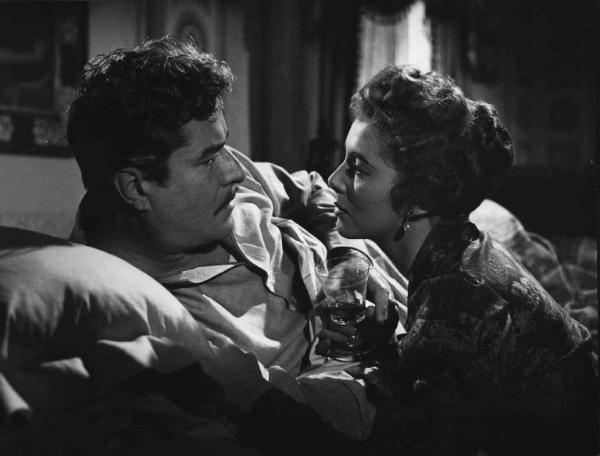Scena del film "Appassionatamente" - Regia Giacomo Gentilomo - 1954 - Gli attori Amedeo Nazzari e Myriam Bru