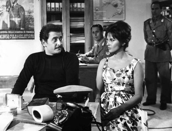 Scena del film "Appuntamento a Ischia" - Regia Mario Mattoli - 1960 - Gli attori Domenico Modugno e Antonella Lualdi in un commissariato