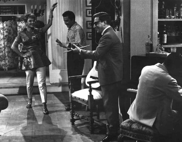 Scena del film "Appuntamento a Ischia" - Regia Mario Mattoli - 1960 - Gli attori Domenico Modugno, Carlo Croccolo e attori non identificati