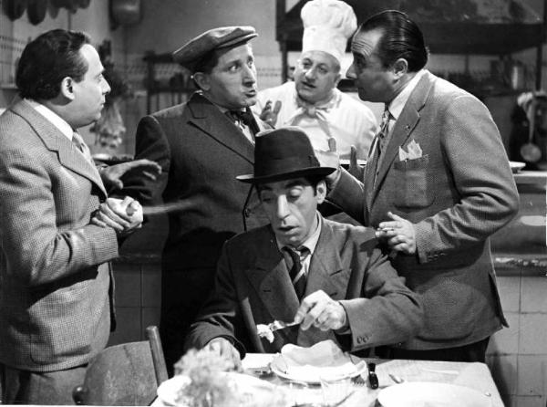 Scena del film "Arrivano i nostri" - Regia Mario Mattoli - 1951 - Gli attori Riccardo Billi, Franco Sportelli, Mario Riva e Alberto Sorrentino, seduto a tavola