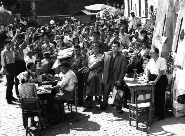 Scena del film "Arrivederci Roma" - Regia Mario Russo - 1957 - Gli attori Renato Rascel, Marisa Allasio e Mario Lanza tra la folla