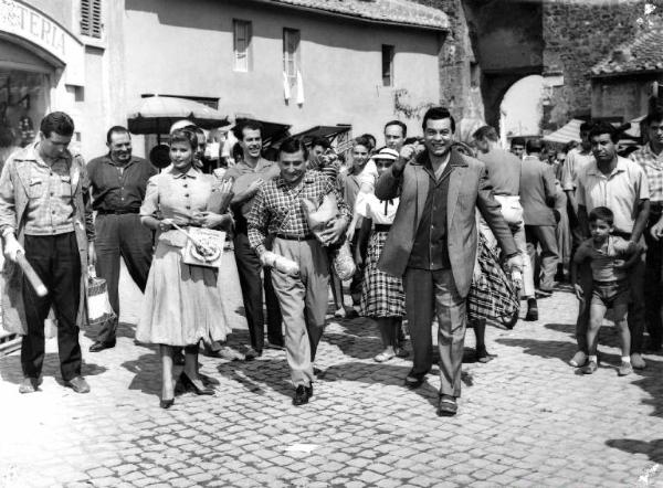 Scena del film "Arrivederci Roma" - Regia Mario Russo - 1957 - Gli attori Marisa Allasio, Renato Rascel e Mario Lanza seguiti da un gruppo di persone