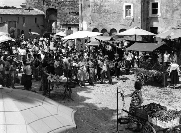 Scena del film "Arrivederci Roma" - Regia Mario Russo - 1957 - Gli attori Marisa Allasio, Renato Rascel e Mario Lanza al mercato seguiti da un gruppo di persone