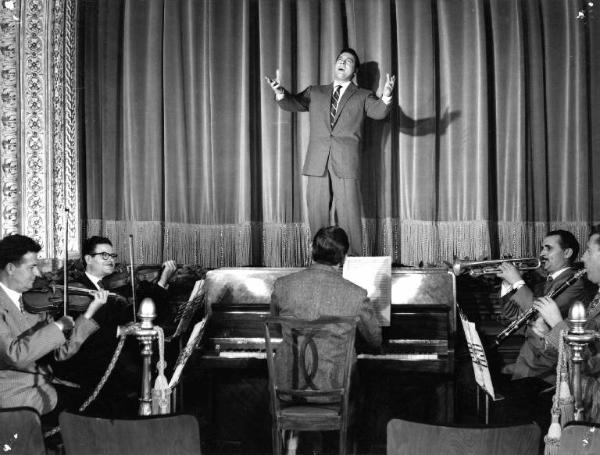 Scena del film "Arrivederci Roma" - Regia Mario Russo - 1957 - Gli attori Renato Rascel, al pianoforte che dirige l'orchestra, e Mario Lanza, che canta sul palcoscenico