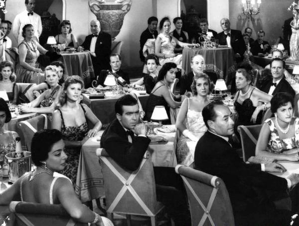 Scena del film "Arrivederci Roma" - Regia Mario Russo - 1957 - Le attrici Marisa Allasio e Rossella Como sedute tra il pubblico a uno dei tavolini in sala
