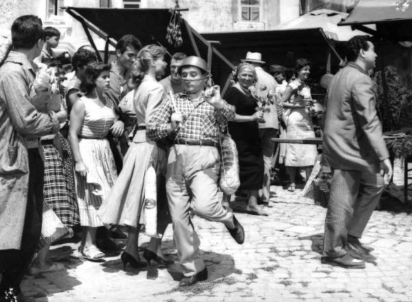 Scena del film "Arrivederci Roma" - Regia Mario Russo - 1957 - Gli attori Marisa Allasio, Renato Rascel e Mario Lanza al mercato seguiti da un gruppo di persone