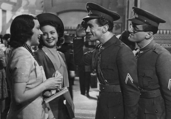 Scena del film "L'assedio dell'Alcazar" - Regia Augusto Genina - 1940 - Gli attori Mireille Balin, Maria Denis, Aldo Fiorelli e Silvio Bagolini in divisa militare