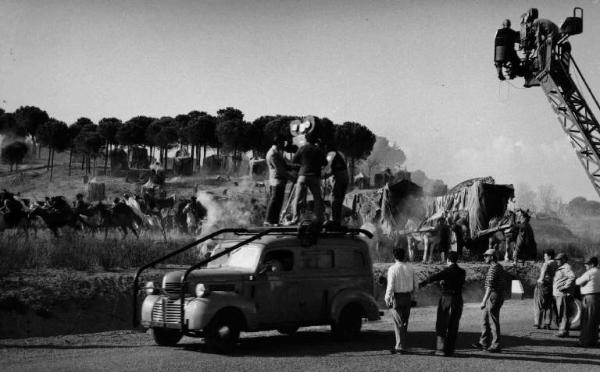 Set del film "Attila" - Regia Pietro Francisci - 1954 - Il regista Pietro Francisci dietro la macchina da presa e gli operatori della troupe durante le riprese di una scena con cavalli in corsa