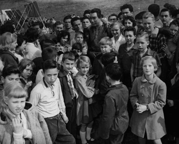 Set del film "Attila" - Regia Pietro Francisci - 1954 - L'attore Anthony Quinn circondato da un gruppo di bambini