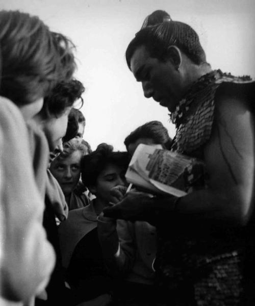 Set del film "Attila" - Regia Pietro Francisci - 1954 - L'attore Anthony Quinn firma autografi a un gruppo di bambini