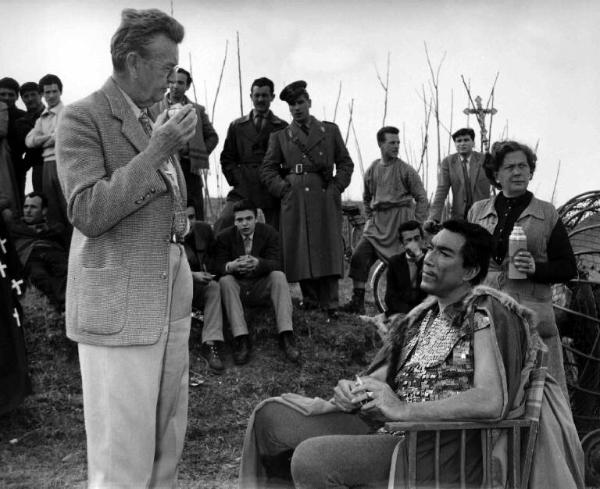 Set del film "Attila" - Regia Pietro Francisci - 1954 - Il regista Pietro Francisci con la troupe e l'attore Anthony Quinn durante una pausa di lavorazione del film