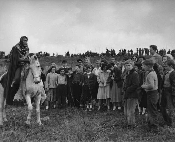 Set del film "Attila" - Regia Pietro Francisci - 1954 - L'attore Anthony Quinn a cavallo circondato da un gruppo di bambini