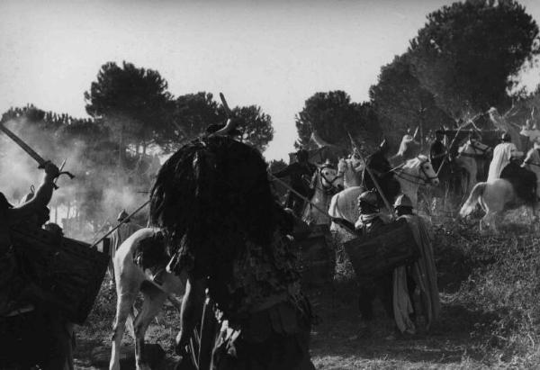 Set del film "Attila" - Regia Pietro Francisci - 1954 - Soldati a cavallo in battaglia